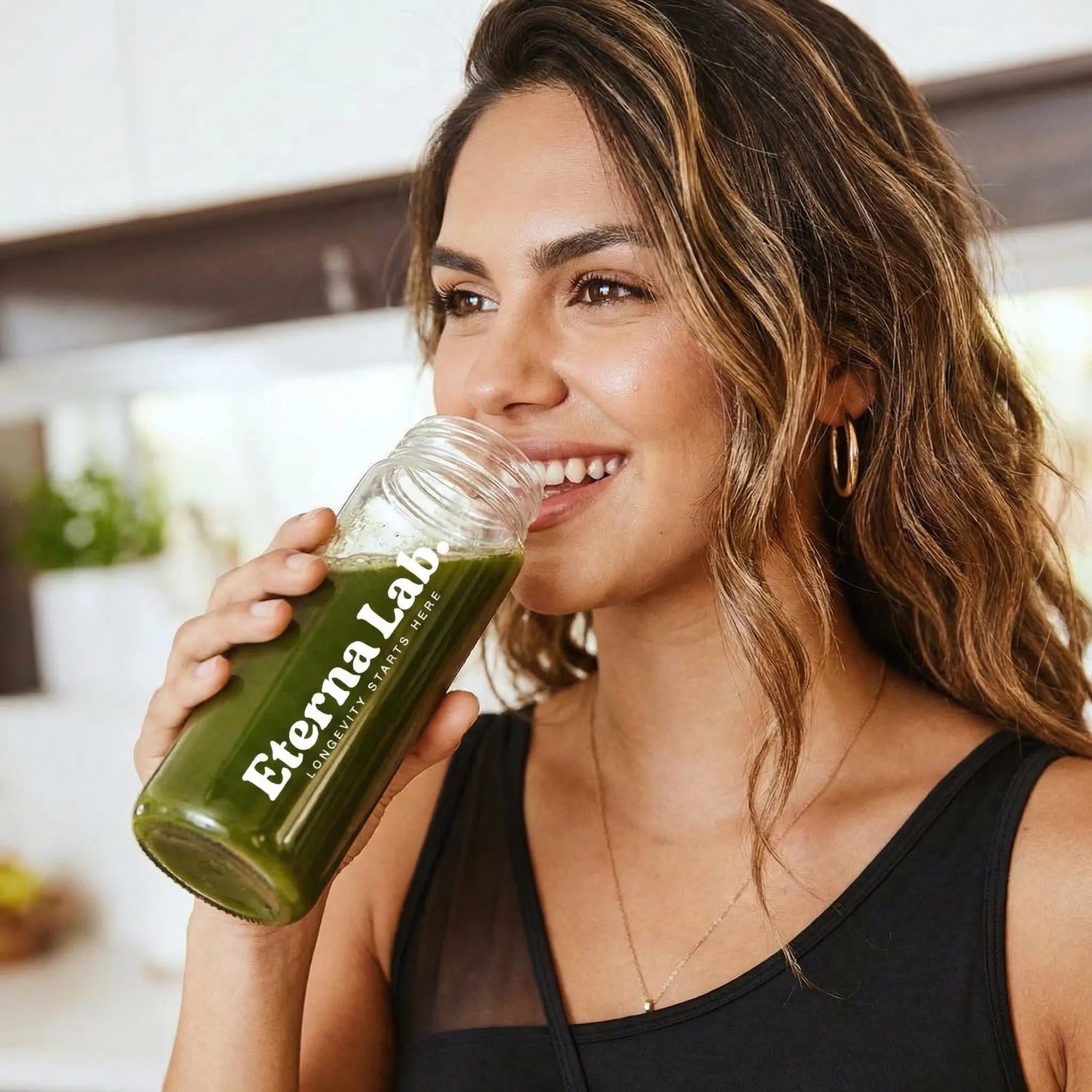 Жена пие Fasting Shake от Eterna Lab - енергия и фокус по време на фастинг без кофеинов срив