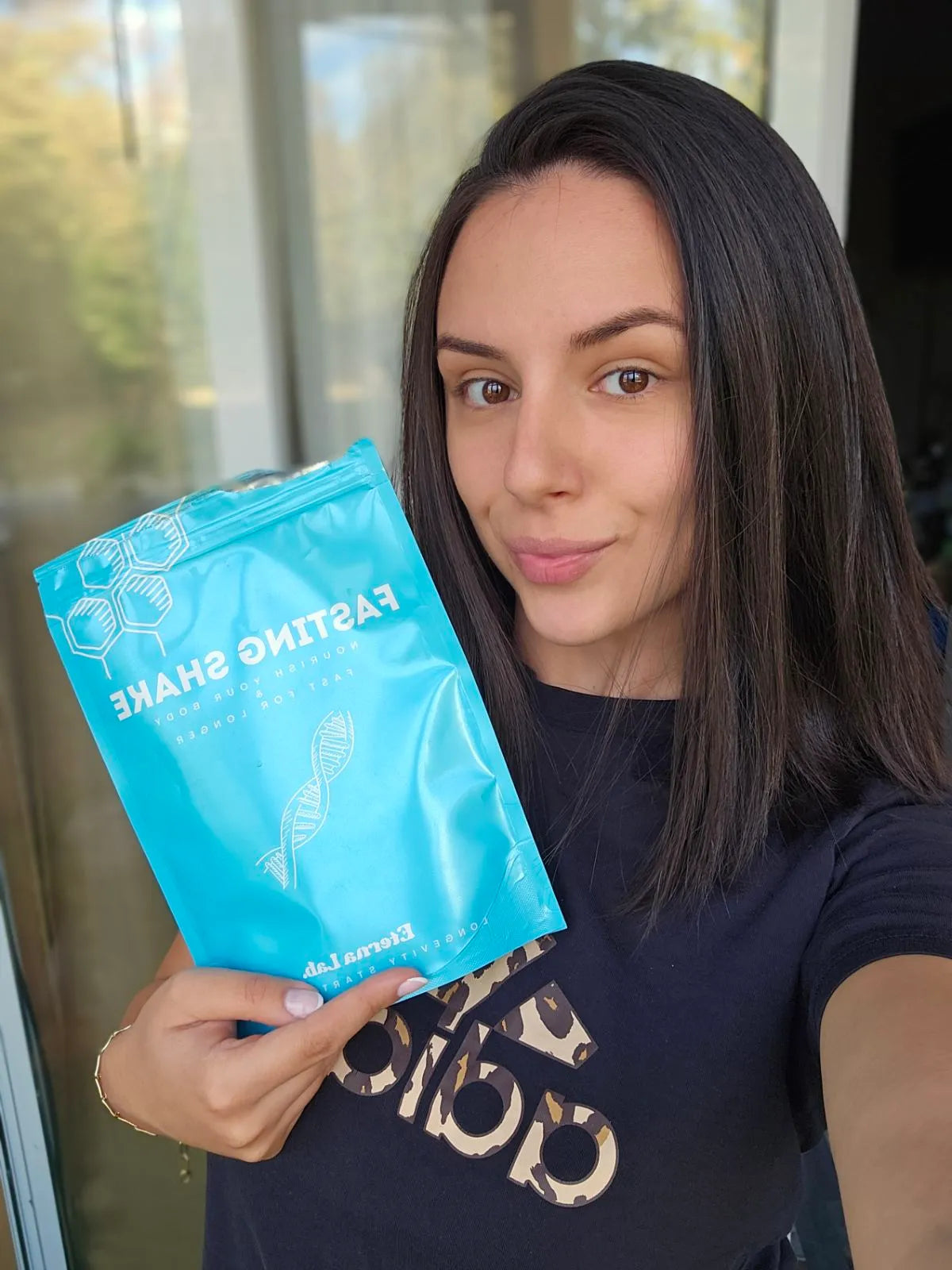 Клиентка на Fasting Shake от Eterna Lab споделя мнение за продукта
