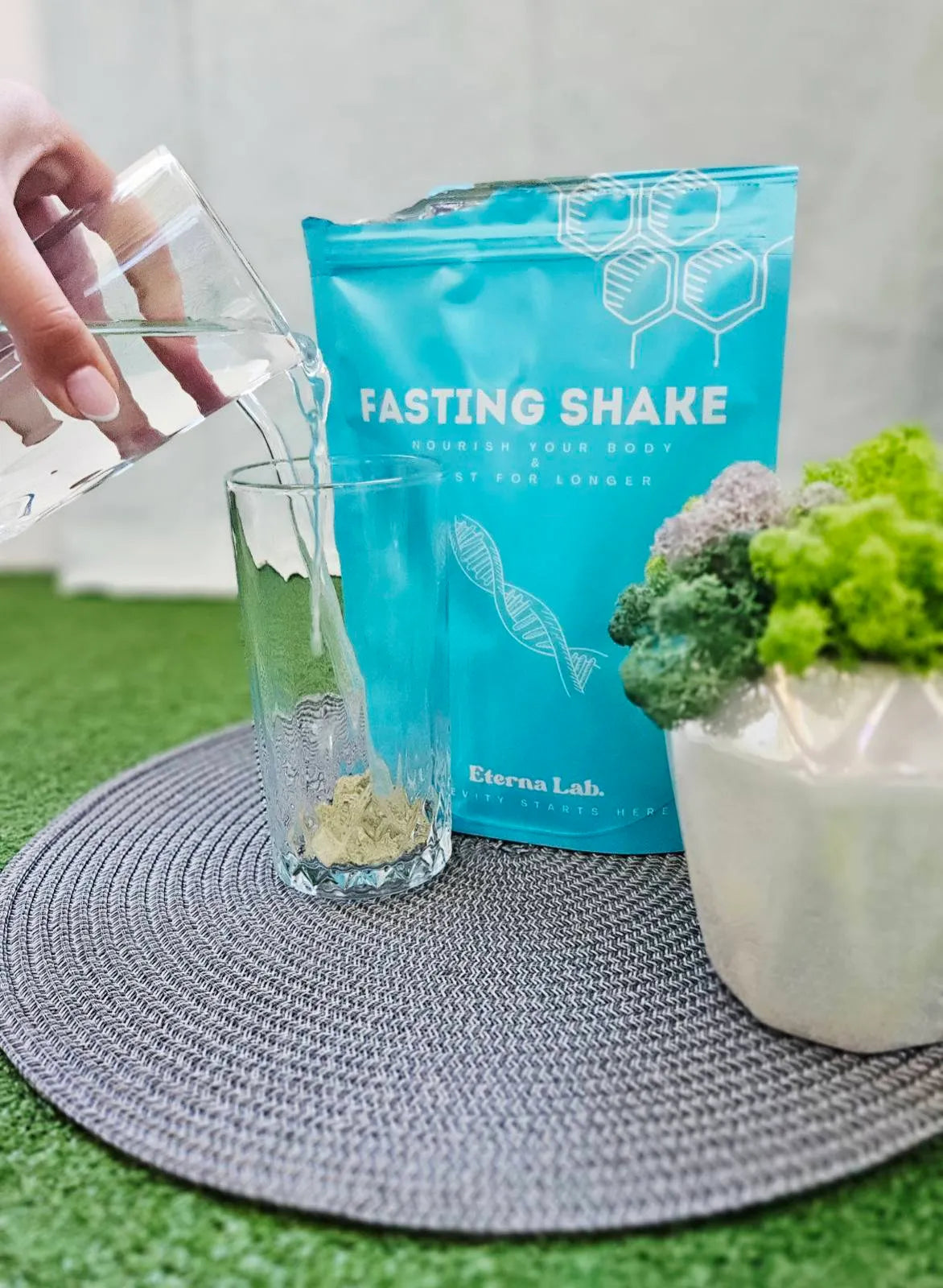 Fasting Shake от Eterna Lab — разтваряне на продукта във вода за подкрепа по време на гладуване